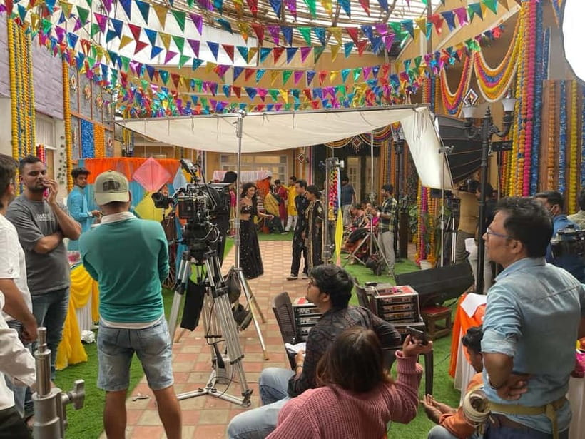 Bollywood Sightseeing and Celebrity Home Tour by Private Car - The live shooting session: watching the scene-making process in real time