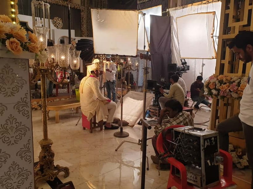 Bollywood Sightseeing and Celebrity Home Tour by Private Car - Touring the hospital, jail, office, and bungalow sets up close
