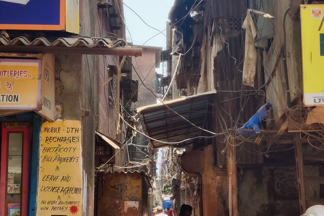 Dharavi Slum Walking Tour: Mumbai’s Inspiring Small Industries - Starting at Third Wave Coffee: how this 2-hour walk actually flows