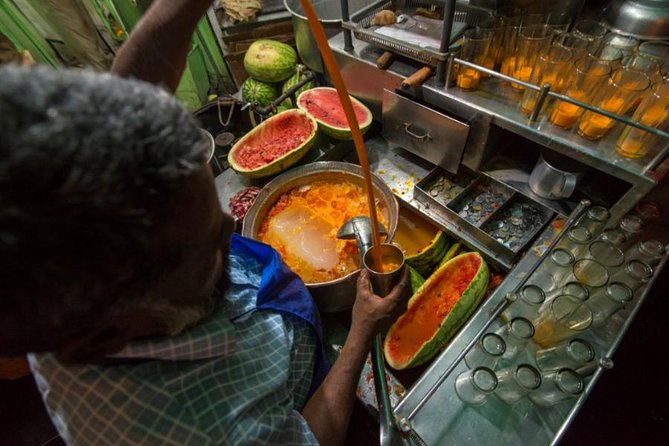 Mohd Ali Road Kebab & Curry Food Trail in Mumbai with Guide - Stop 1: Shree S V Enterprises and the Bollywood-Actor Chicken Story