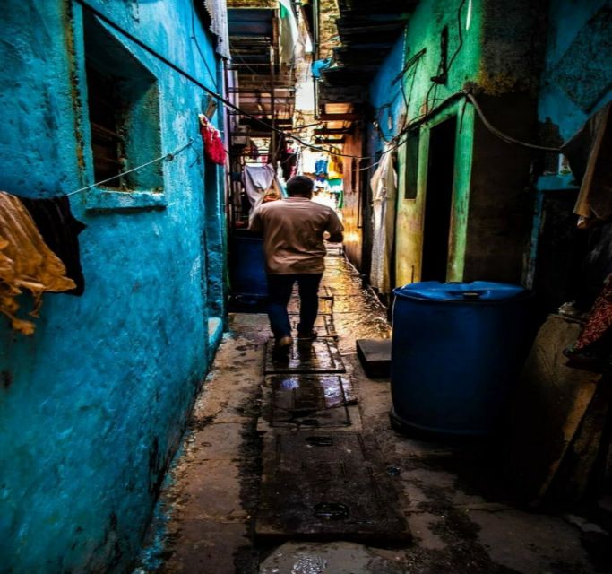 Mumbai: Dharavi Slum Slumdog Millionaire Tour with a Local - Meeting your guide in Dharavi: what to expect right away