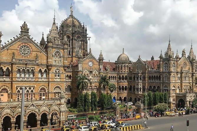 Mumbai Gems: 2-Day Private Tour with Elephanta, Slum & Dabbawala - Classic Mumbai landmarks, but with room to understand them