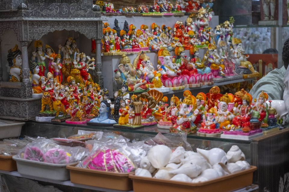 Mumbai: Local Markets & Temples Tour - A local restaurant pass-by: how you see everyday breaks without turning it into a food tour