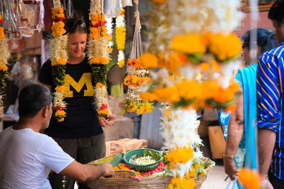 Mumbai: Local Transport & Dabbawallah Tour - Dadar Flower Market: color, scale, and fast footwork