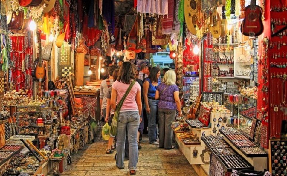 Mumbai: Magical Markets Tour - How this Mumbai market walk gives you more than shopping