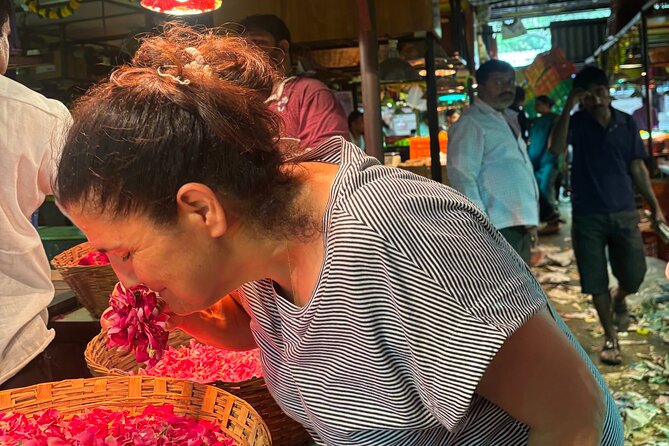 Mumbai Morning Market Tour of Flowers, Fish, and More - Meeting at Colaba and getting into the right mindset