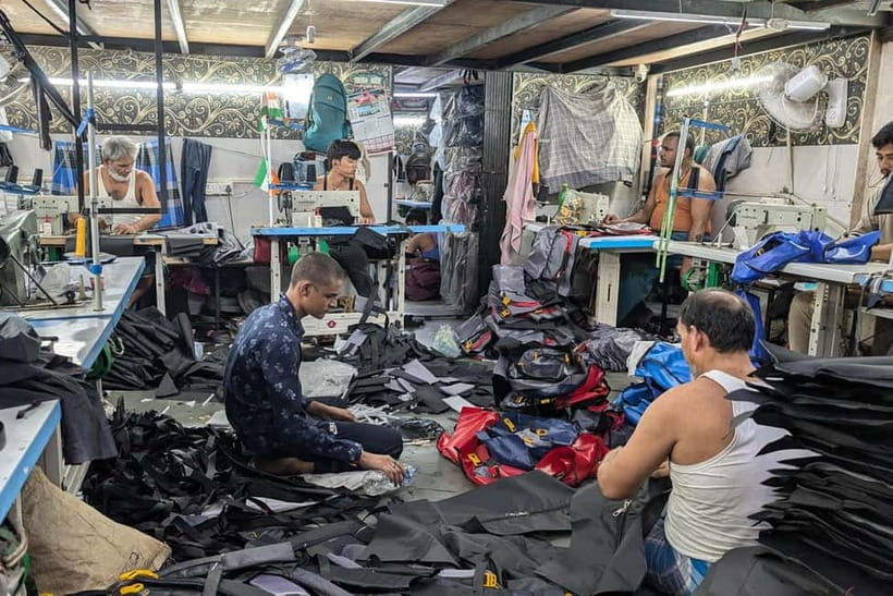 Mumbai: Private Dhobi Ghat Laundry & Slum Tour with Pickup - Local train versus car: a small choice that changes the feel