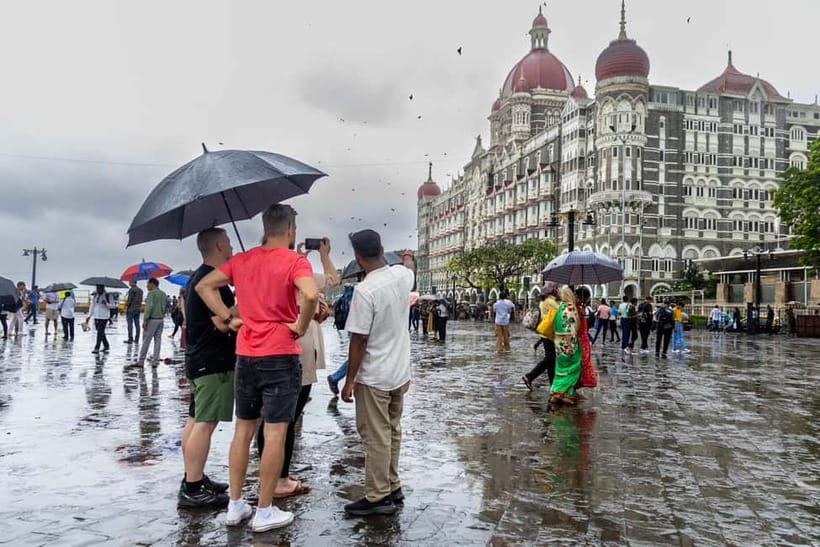Private Mumbai Highlights Tour (5 Hours) - Marine Drive, Kamala Nehru Park, and Hanging Gardens: sea air and skyline angles