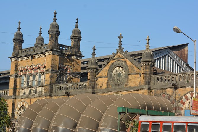 Two Days Mumbai Tour Package : City + Slum + Elephanta + Market - Day 1 Shopping and Markets: Colaba Causeway and Crawford Market (Without Getting Rushed)
