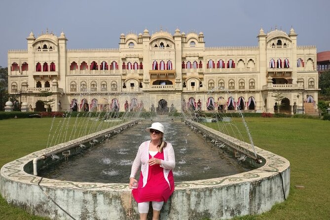 Unveiling Bollywood: Grand Tour of Iconic Real Sets & Their Story - The studio’s front world: sculptures, stalwarts, and big-scale design