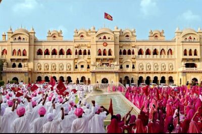 Unveiling Bollywood: Grand Tour of Iconic Real Sets & Their Story - From hotel pickup to studio gates: the day’s rhythm