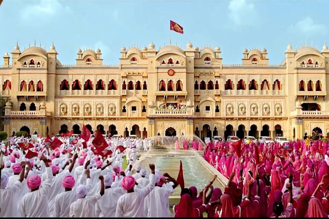Unveiling Bollywood: Grand Tour of Iconic Real Sets & Their Story - From hotel pickup to studio gates: the day’s rhythm